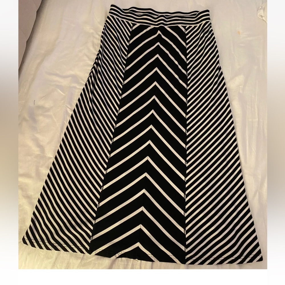 Chicos Zenergy Skirt (3) XL 16 Black White Maxi Long Pull On Stripe Chevron - Picture 5 of 11